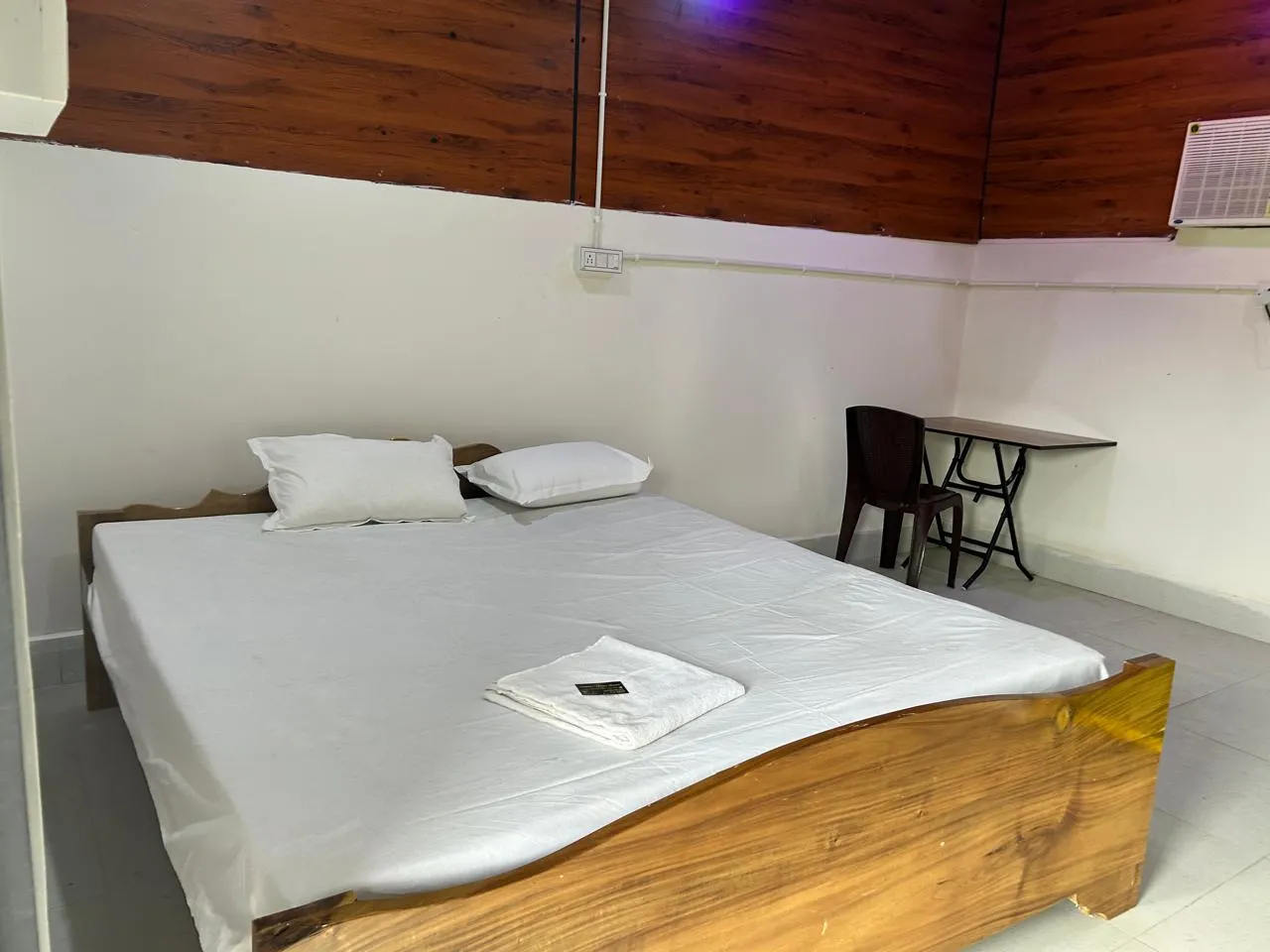 Cottage Room 01